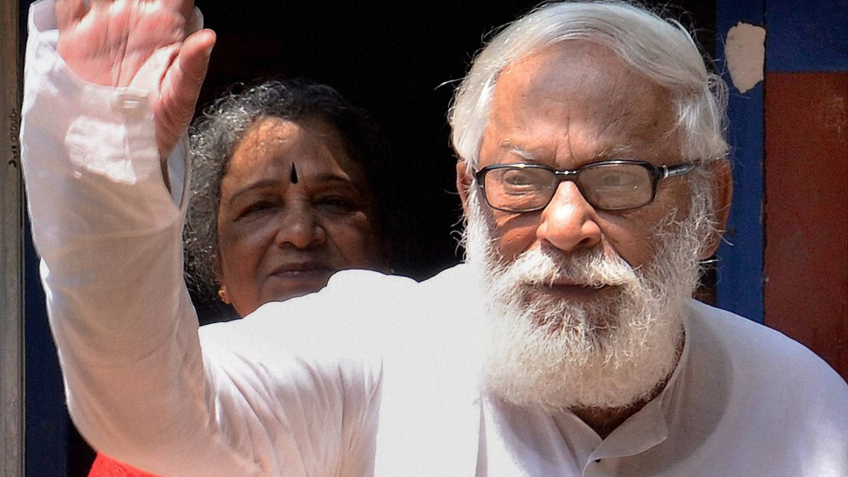 Buddhadeb Bhattacharya,King Of Bhutan,Flower,West Bengal,Discharge