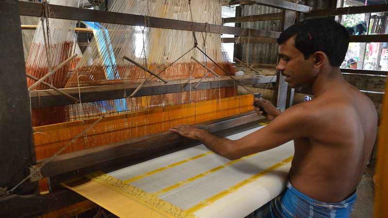 saree,Weaving industry,poor condition,Hooghly,Dhaniakhali