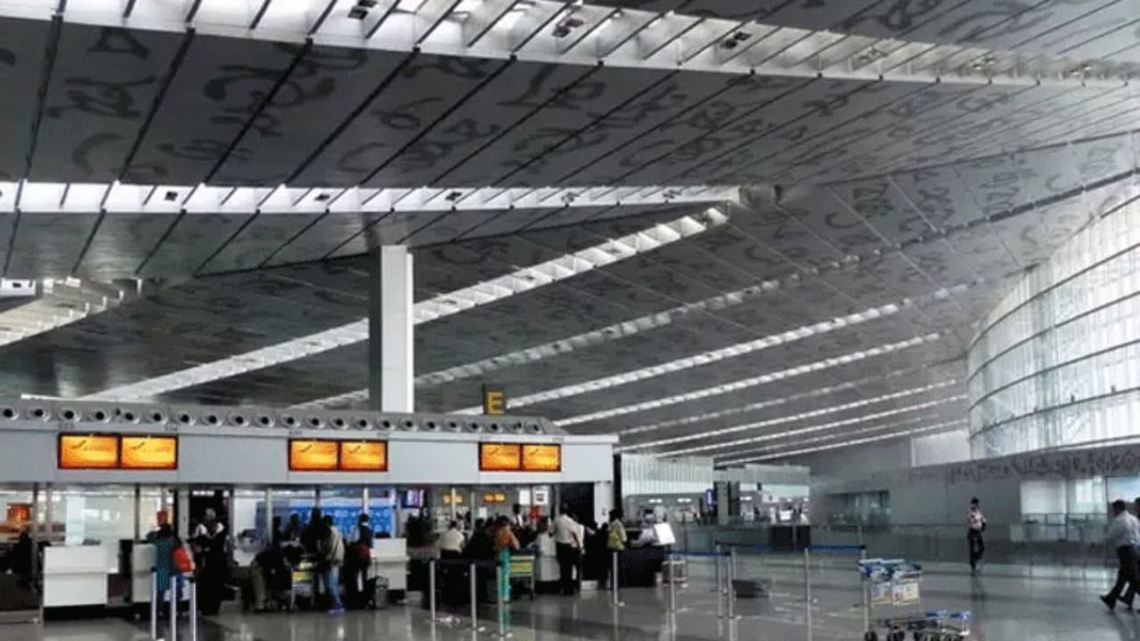 Kolkata airport,gold smuggling,Kolkata,custom officers