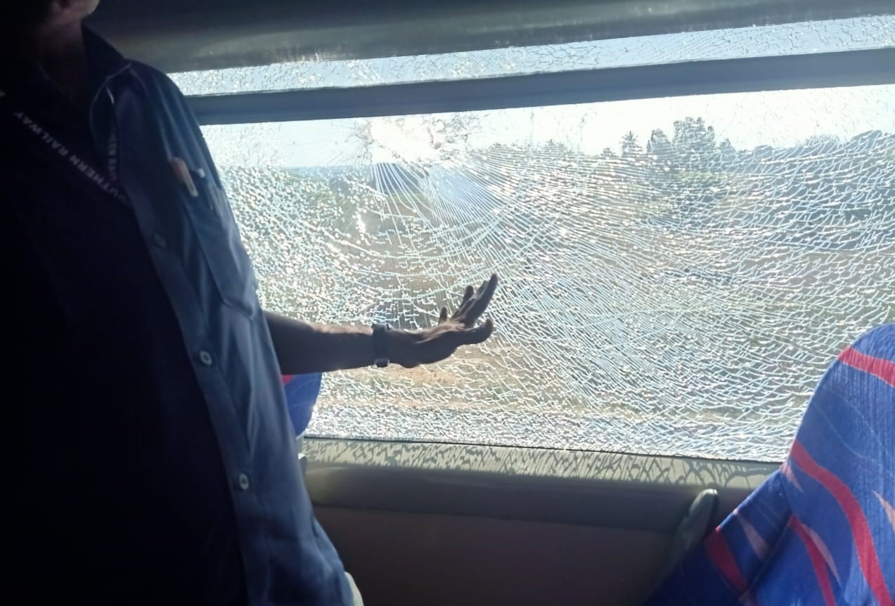 Vande Bharat Express,Uttar Pradesh,Stone Pelting,Narendra Modi,Indian Railway