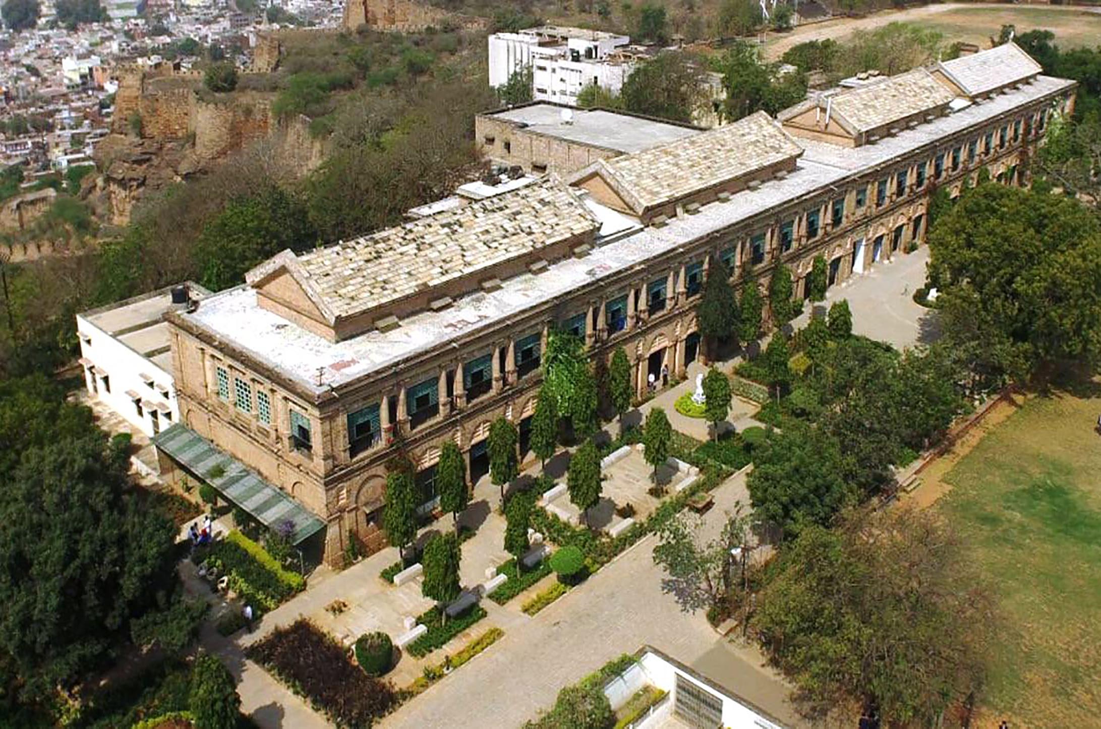 Expensive School,Scindia School,Rajasthan,Mukesh Ambani,Salman Khan