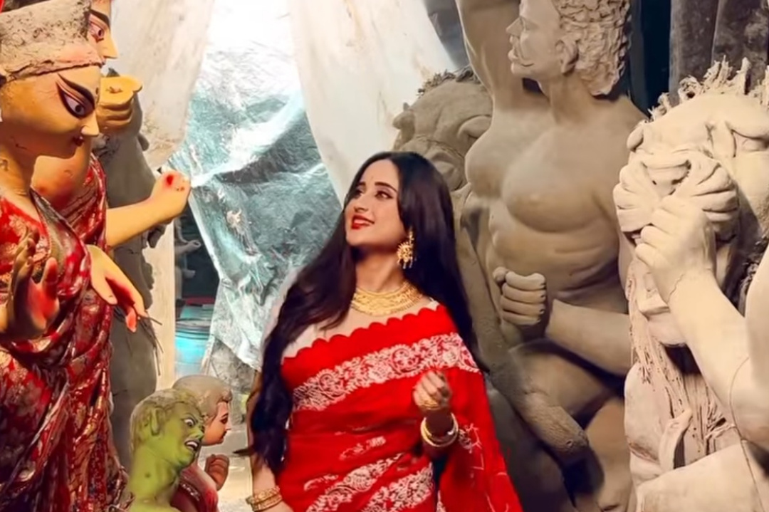 Actress Soumitrisha Kundu visit kumortuli before Durga Puja for photoshoot
