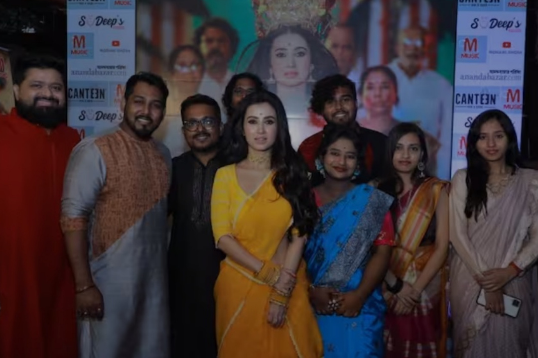 Tollywood,Bengali Actress,Monami Ghosh,Durga Puja,Music Video,Social media