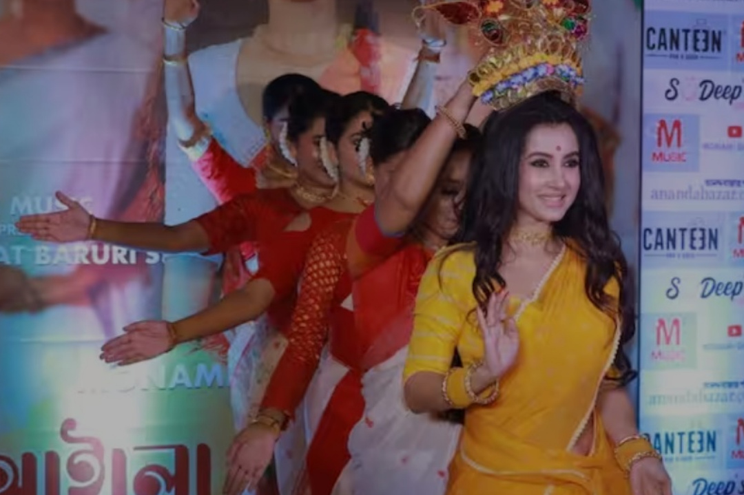 Tollywood,Bengali Actress,Monami Ghosh,Durga Puja,Music Video,Social media