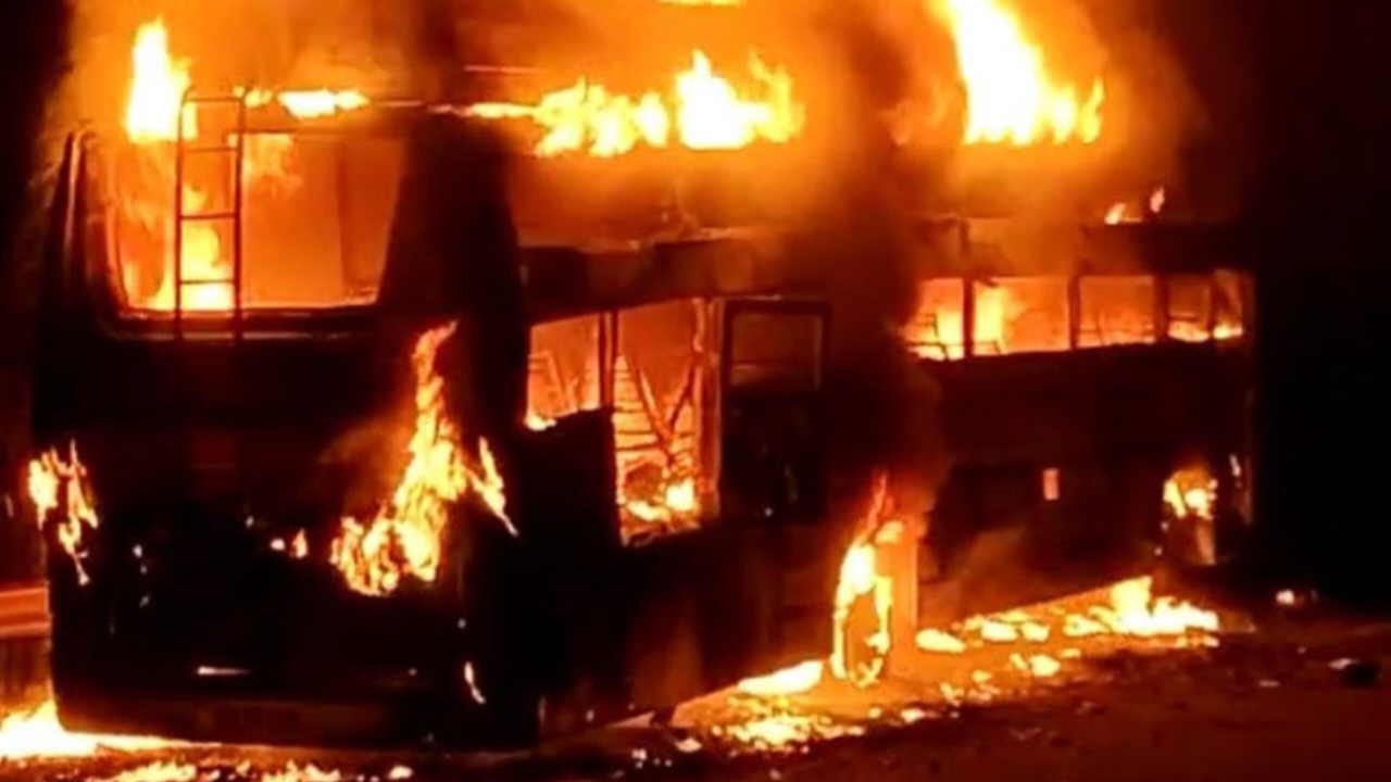 Accident,WB,Kharagpur,Orissa,Paradip,Fire in the bus