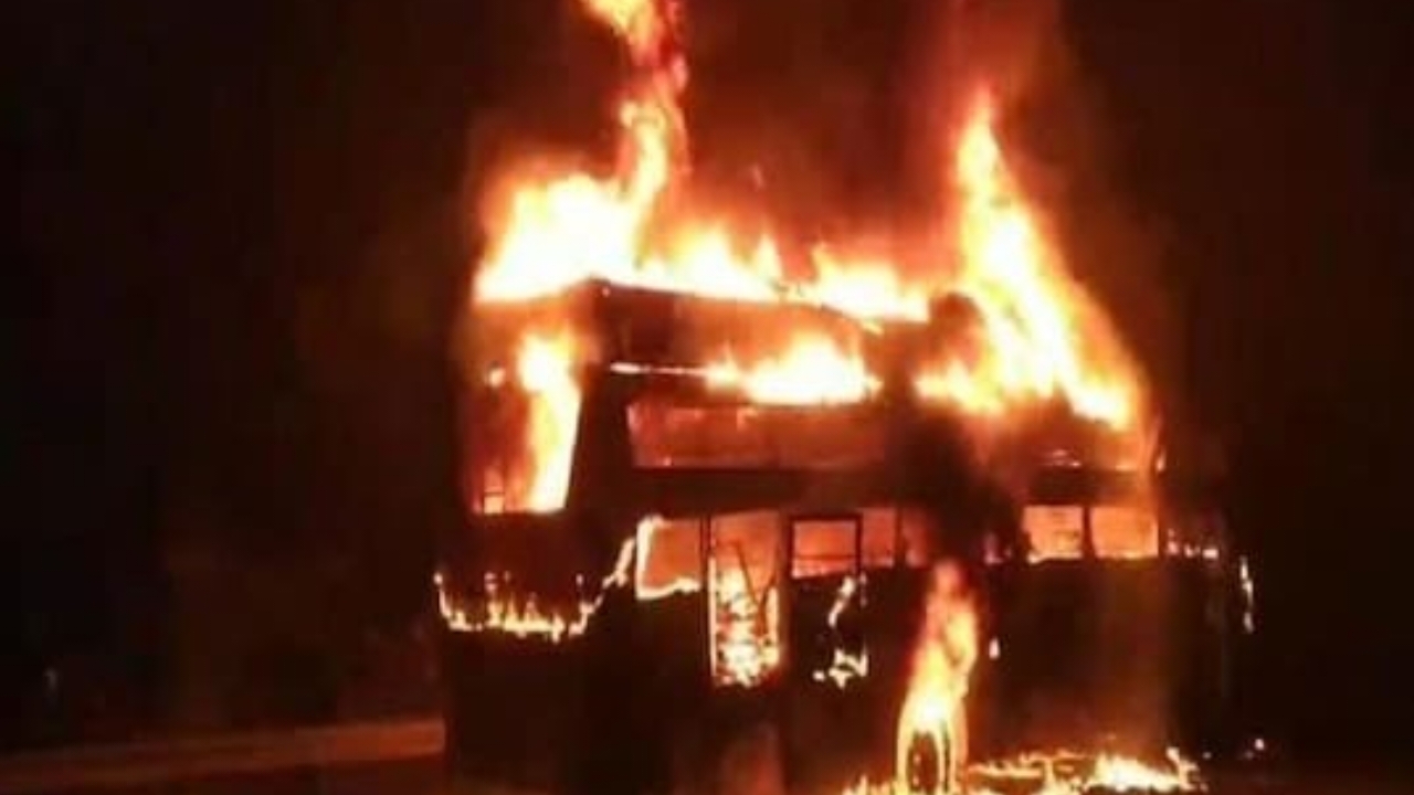 Accident,WB,Kharagpur,Orissa,Paradip,Fire in the bus